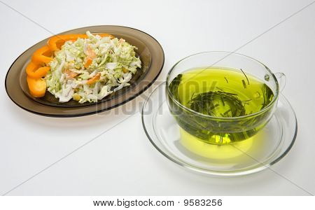 차와 Salat 접시 컵