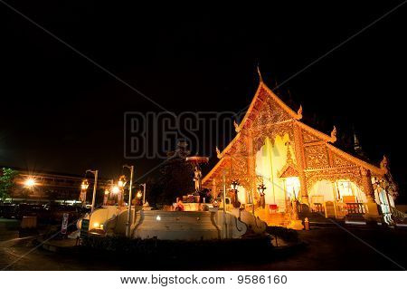 Buddhistischer Tempel beleuchtet in der Nacht, Chiang Mai
