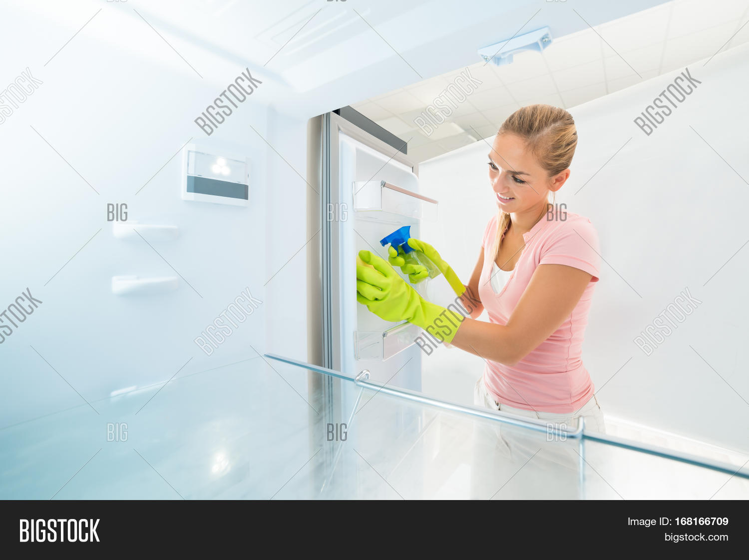 уборка холодильника. уборка холодильника. мыть холодильник во сне. мойка холодильника внутри. уборка холодильника.