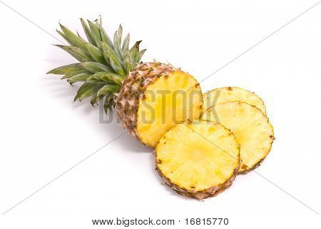 Ananas bir beyaz zemin üzerine dilimlenmiş
