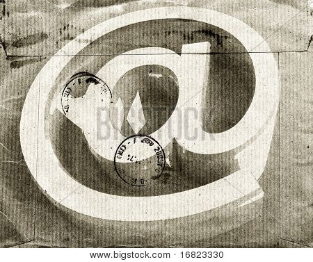 schönes Bild von Grunge e-Mail Symbol auf Jahrgang Umschlag
