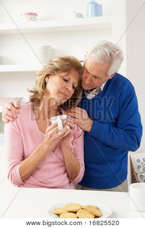 Senior hombre consolador esposa