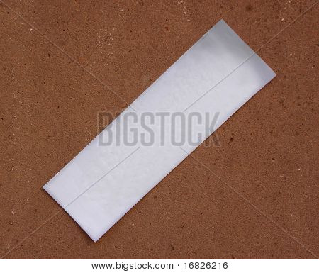 El anuncio de papel en una pared
