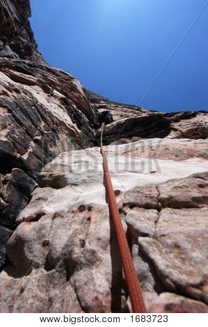 Seil und Kletterer in roten Felsen
