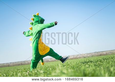 Dragon kigurumi goes on the green fild, girl