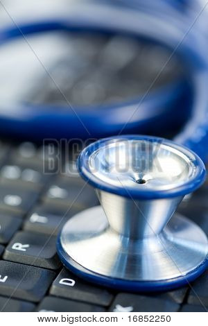 Stethoscope สีน้ำเงินอยู่ตรงกลางแป้นพิมพ์
