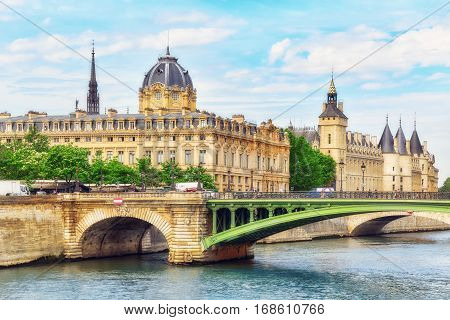 Paris, France - July 08, 2016 : Castle - Prison Concierges And Exchange Bridge On The Seine In Paris