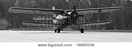 Paradropper storico aereo Antonov An-2 in aeroporto linea - Repubblica Ceca Europa