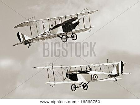 两个历史性双翼上天空-复古摄影