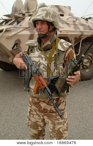 Romeno-soldado, com objectivos Rifle de Basra, Iraque.