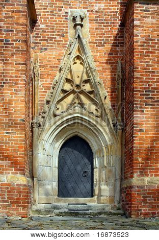 Fecham a porta de pedra imagem muito rara e belo st igreja gótica Nikolaus, ano de 1364 de construção. CEC