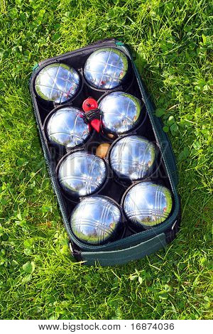 Шары бочче на зеленой траве.