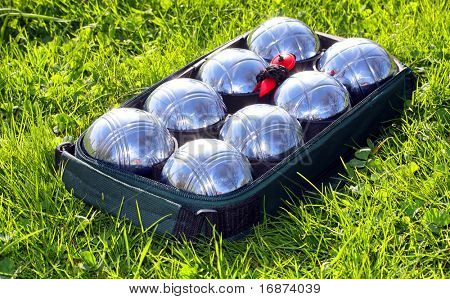 Шары бочче на зеленой траве.