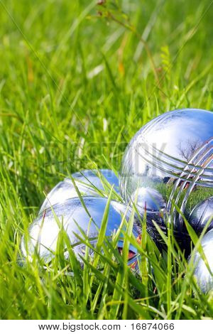  Шары бочче на зеленой траве. Крупным планом с мелкой dof.