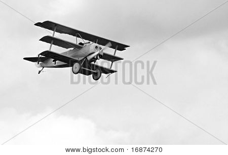 Historische Dreidecker am Himmel - Vintage-Stil Fotografie
