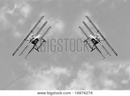 Historische Dreidecker am Himmel - Vintage-Stil Fotografie