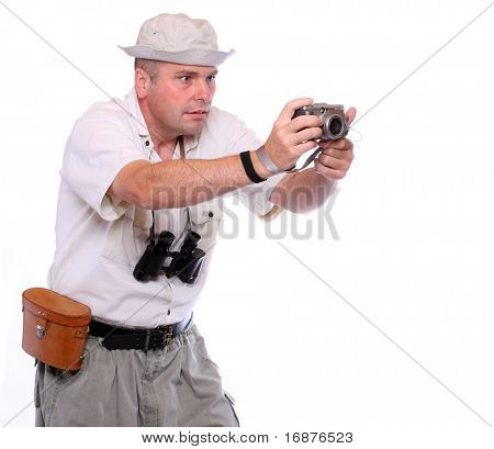 Fotografo con fotocamera vestito tuta safari. Studio colpo isolato su bianco