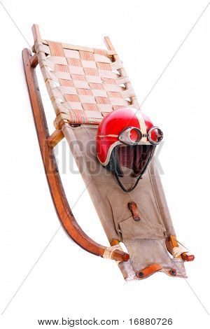 Retro Bob-Schlitten mit Helm auf einer weißen.