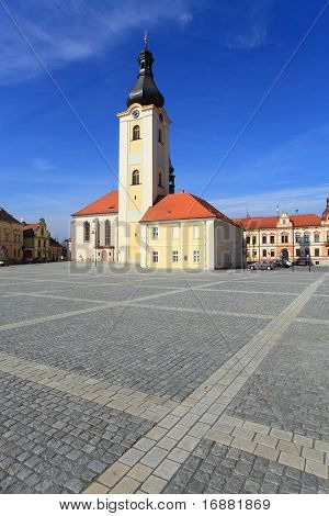 Alte Wahrzeichen. Barocke Kirche St. Nikolaus auf dem T.G.M. Platz in Dobrany Stadt, Tschechische Repu