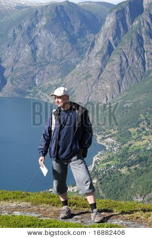 Rejsende i bjergene - front - lukke
