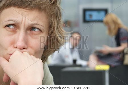悲伤的女人夫妇在背景-聚焦