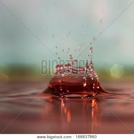 Abstract a crown of water from the falling droplets.