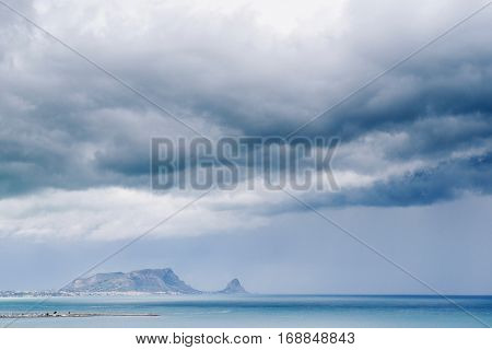 The picturesque landscape of misty mountains and morya.Italiya.Sytsyliya.