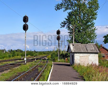 Plattform auf ländlichen Bahnhof