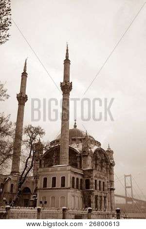 Bosphorus Bridge ja Ortakoy moskeija Istanbul Turkey