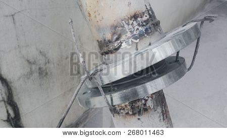 Installation Of Stanless Steel Pipe Flanges For Interconnection.