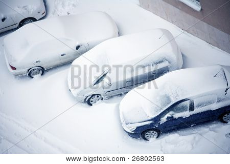 vista elevada de nieve cubre coches en estacionamiento