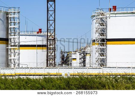 Tank The Vertical Steel. Capacities For Storage Of Oil, Gasoline, Kerosene, The Diesel And Other Liq