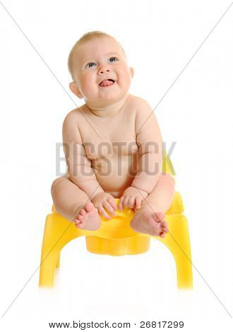 Piccolo bambino sorridente e camera-pot isolato