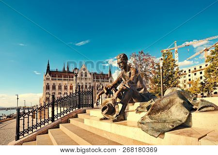 Budapest, Hungary, July 2018. Statue Of Famous Hungary Poet Atilla Jozsef In Budapest With The House
