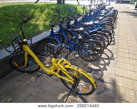 Zhongshan Guangdong China-october 4 2018:didi And Ofo Shared Bikes On The Side Of The Road In Day Ti