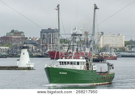 New Bedford, Massachusetts, Usa - May 10, 2018: Scalloper Diligence Leaving Port With Palmer Island 