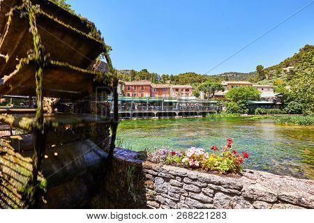 The Fontaine Of The Sorgue In Fontaine De Vaucluse. Vaucluse, Provence, France, Europe