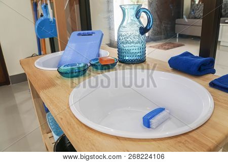 Traditional Plastic Wash Basin With Brush For Cleaning Cloth In Kid Montessori