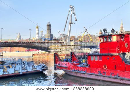 Moscow, Russia - November 07.2018: River Equipment And Cranes Repair The Bolshoy Moskvoretsky Bridge