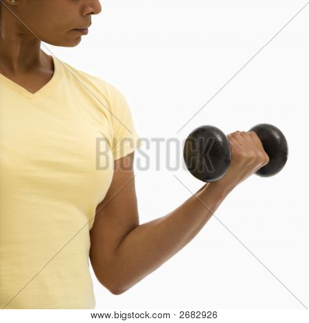 Vrouw met Dumbbell uitoefenen.