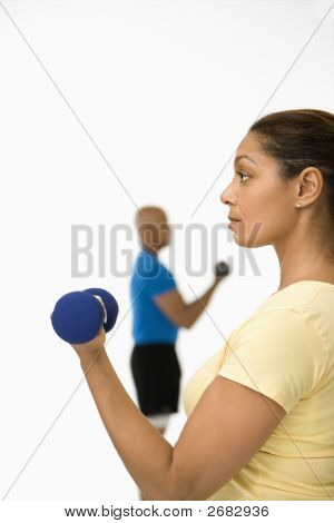 Vrouw met Dumbbell uitoefenen.
