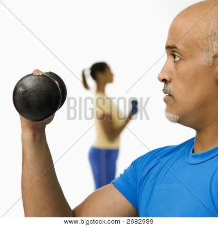 Man met Dumbbell uitoefenen.