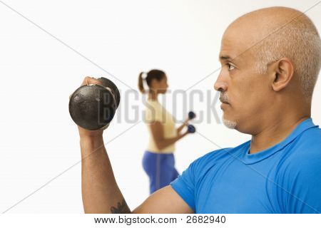 Man met Dumbbell uitoefenen.