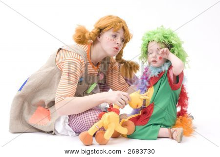 Большие и маленькие клоун играют