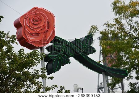 Portland, Oregon - Aug 21: Tom Mccall Waterfront Park In Portland, Oregon, As Seen On Aug 21, 2018. 