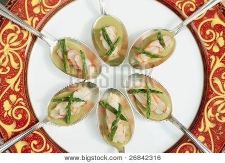 Plato del banquete de cangrejo y espárragos