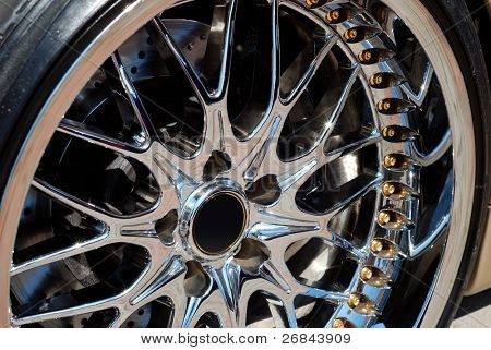 Closeup chromeplated randen af et hjul