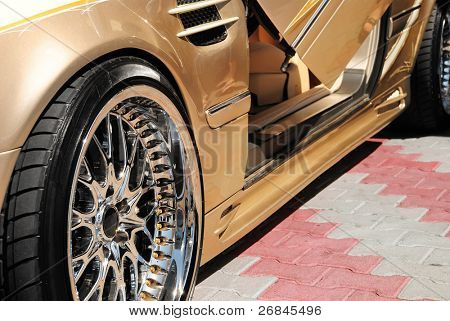El coche de oro con una puerta abierta