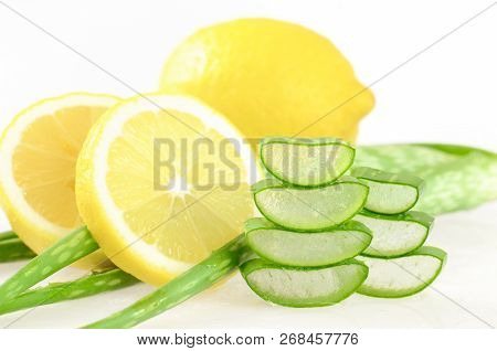 Aloe Vera Gel And Lemon Juice For Natural Skin Cleanner.