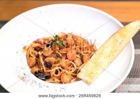 spaghetti sausage with crispy bread